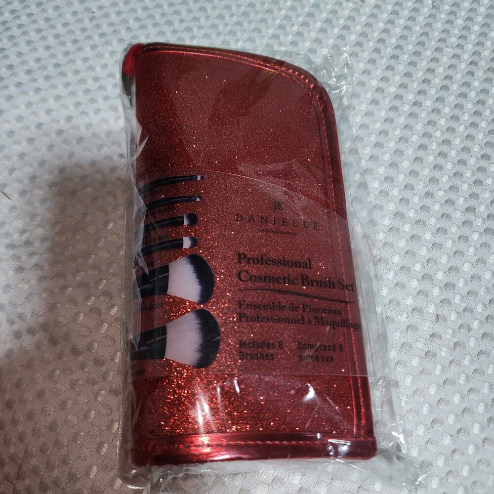 DANIELLE CREATIONS  NWT 6 PIECE BRUSH SET  WITH BAG